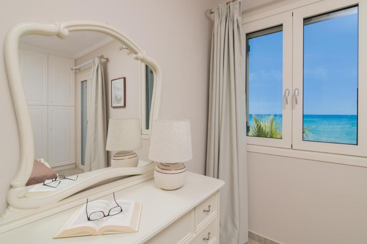 Villa Elizabeth - Seafront Classic Villa! Аргаси Екстериор снимка