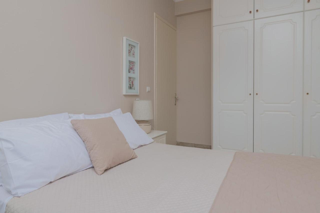 Villa Elizabeth - Seafront Classic Villa! Аргаси Екстериор снимка