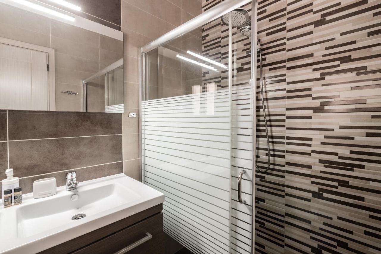 Villa Elizabeth - Seafront Classic Villa! Аргаси Екстериор снимка