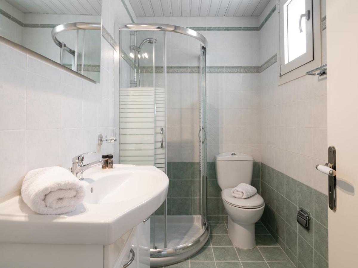 Villa Elizabeth - Seafront Classic Villa! Аргаси Екстериор снимка