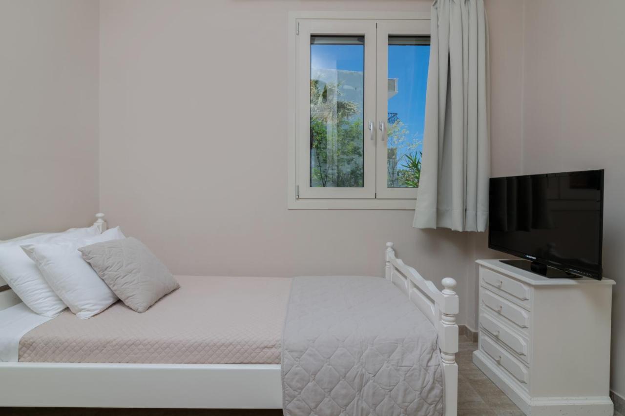 Villa Elizabeth - Seafront Classic Villa! Аргаси Екстериор снимка