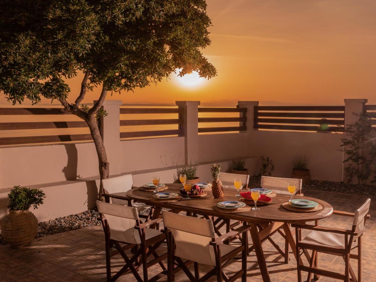Villa Elizabeth - Seafront Classic Villa! Аргаси Екстериор снимка